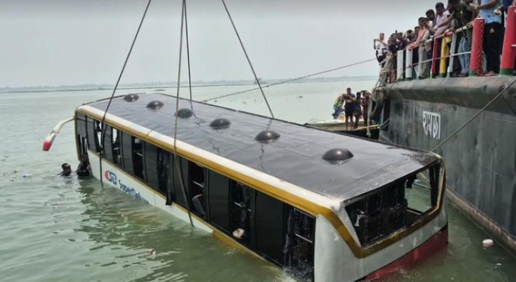দৌলতদিয়া ঘাটে  ডুবে যাওয়া বাস উদ্ধার, কোনো হতাহতের ঘটনা ঘটেনি